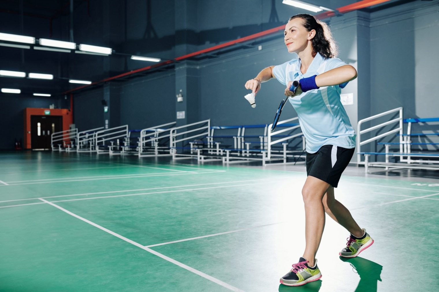 Woman playing badminton e1657184696818.jpg